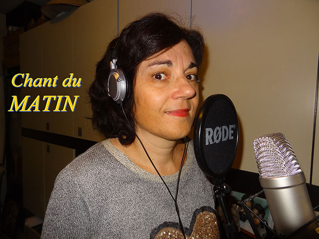 Nathalie au micro, enregistrant le Chant du Matin